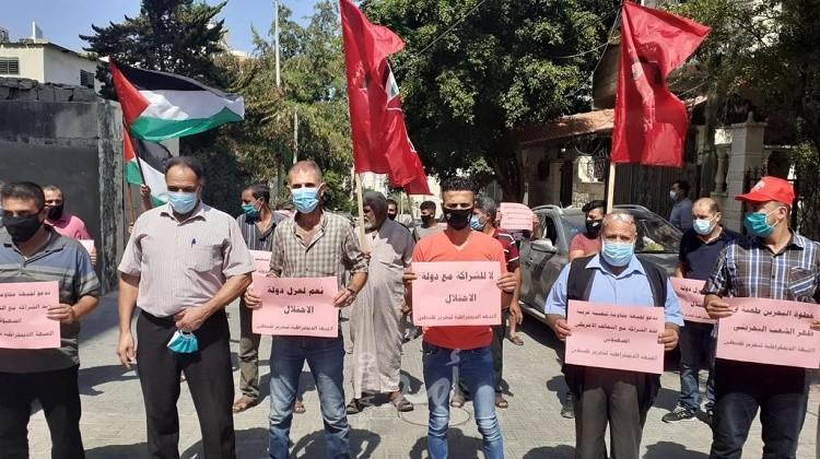 غزة: عشرات من كوادر الديمقراطية ينظمون وقفة أمام مقر الأمم المتحدة تنديداً بالاتفاق البحريني الإسرائيلي