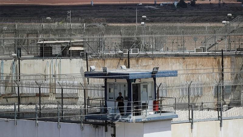 إدارة سجن "مجدو" تشرع بنقل 70 أسيرا إلى سجن "جلبوع"