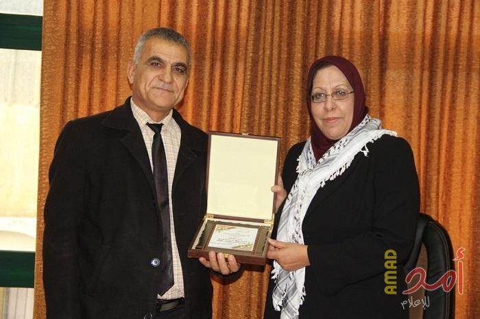 المكتب الحركي المركزي للمعلمين الفلسطينيين يكرّم التربوية منى عفانة بقلقيلية