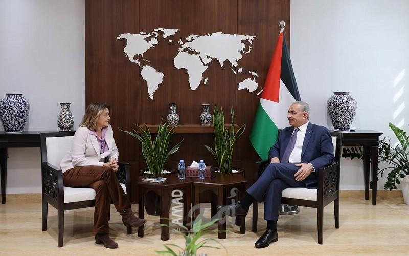 اشتية يلتقي منسقة الأمم المتحدة للشؤون الإنسانية لتوفير الحماية للشعب الفلسطيني