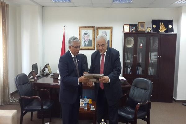 أبو شهلا يلتقي ممثل سنغافورا  ويبحث أوجه التعاون في مجال التدريب المهني