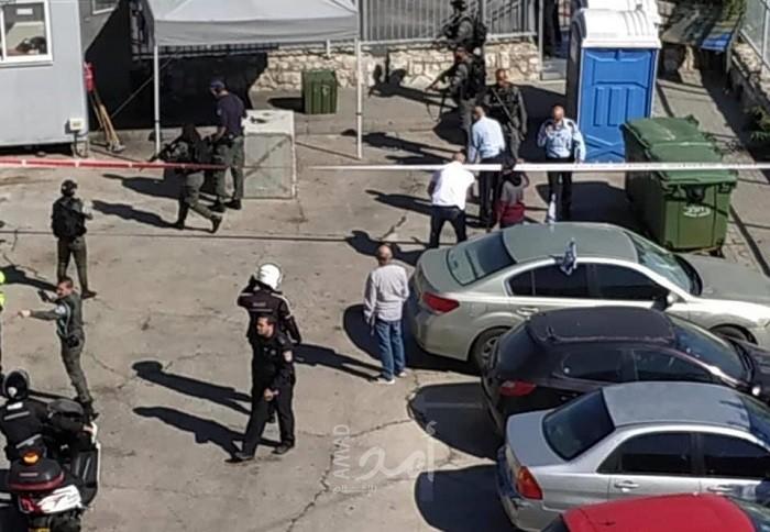قوات الاحتلال تطلق النار تجاه شاب بدعوى تنفيذ عملية طعن في القدس- فيديو وصور