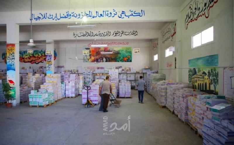 تعليم غزة تشرع بتوزيع "الكتب المدرسية" على المدارس