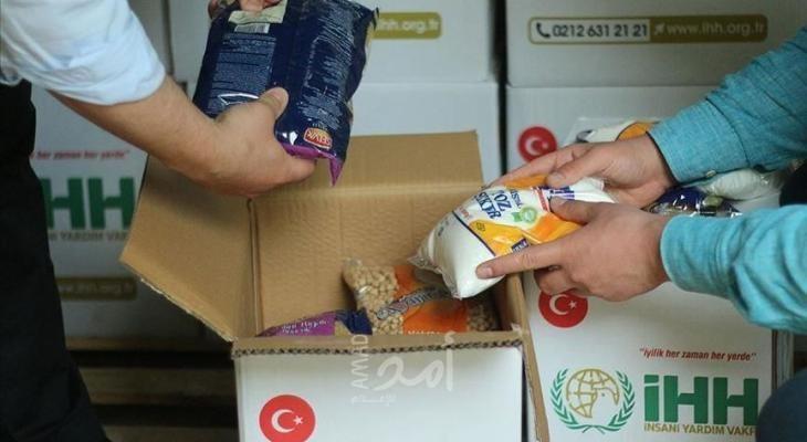 الإغاثة التركية تقدم رزمة مساعدات للعائلات الفقيرة بغزة