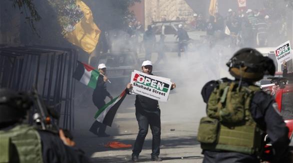 "نيوزويك" الاميركية: فلسطيني يقاوم سلمياً المستوطنات الإسرائيلية في الخليل