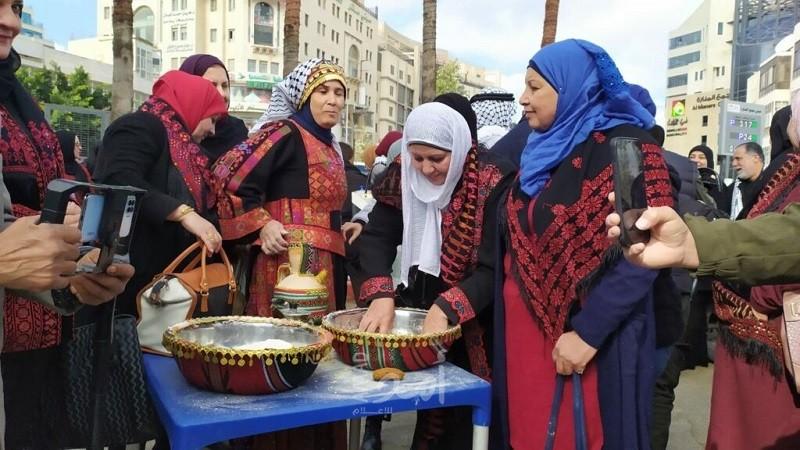 وقفة في رام الله ضد محاولة سرقة الاحتلال التراث الفلسطيني بمسابقة "ملكة جمال الكون"