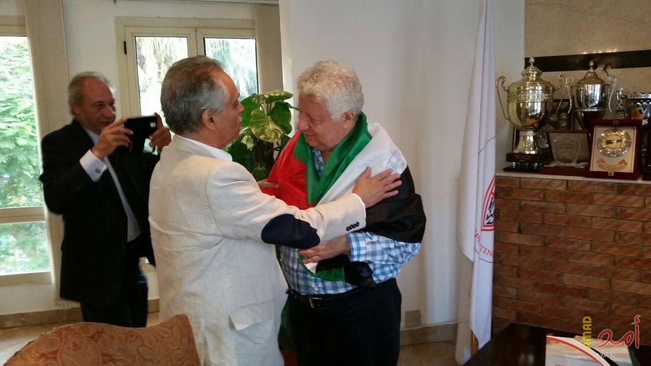 خاص بالصور.. المشرف العام لـ"أمد" في زيارة لنادي الزمالك يهدي المستشار مرتضي منصور علم فلسطين