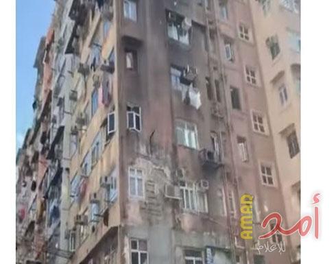 شاب يلقي النقود على المارة من سطح أحد المباني الشاهقة!