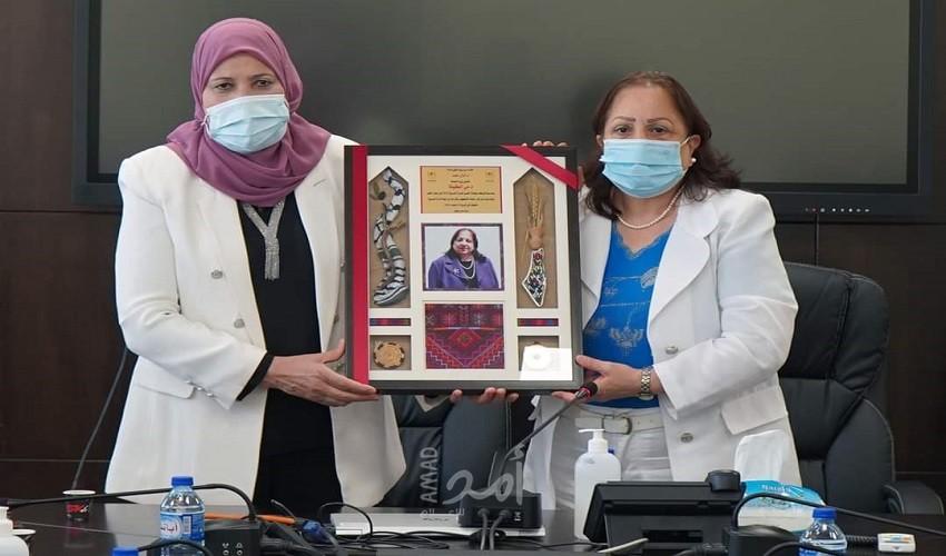 لجنة المرأة العربية تمنح وزيرة الصحة الفلسطينية جائزة التميز للمرأة العربية في مجال الطب