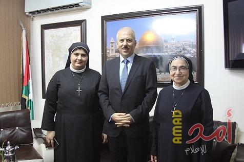 عيسى يستقبل راهبات كنيسة العائلة المقدسة