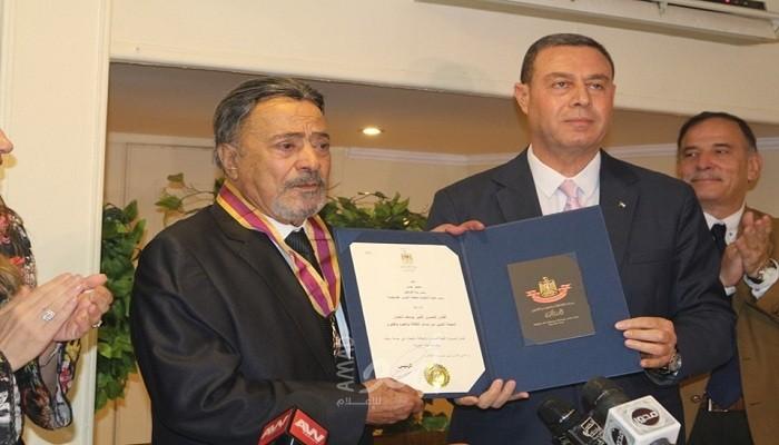 السفير اللوح يقلّد الفنان المصري الكبير يوسف شعبان النجمة الكبرى من وسام الثقافة والعلوم والفنون