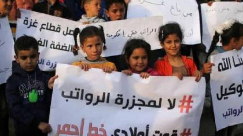 ناشطو حملة "حياة" يغردون على وسم #راتبي_حقي