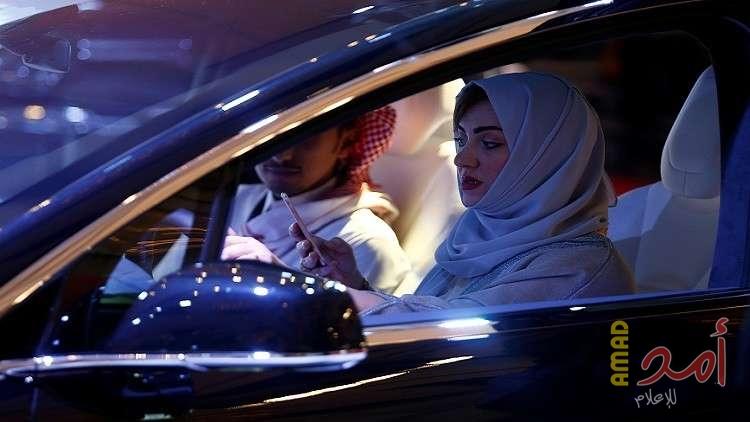 لحظة تاريخية..أول إمرأة سعودية تحصل على رخصة سياقة نسائية - فيديو
