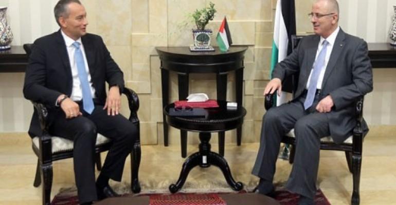 الحمد الله يبحث مع ميلادينوف التصعيد الإسرائيلي على قطاع غزة والضفة الغربية