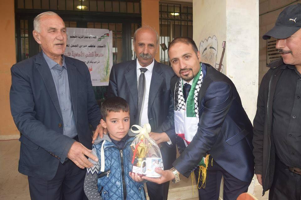 مدرسة قلقس للبنين بالخليل تكرم الطلبة الأوائل