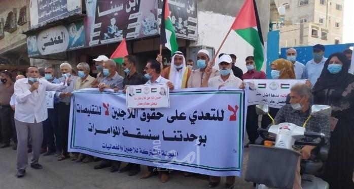 اللجنة الشعبية للاجئين تنظم وقفة احتجاجية ضد تقليصات وكالة الغوث بخان يونس 