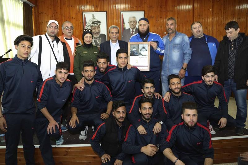 قلقيلية: المحافظ يلتقي وفدا رياضيا من نادي شباب الحسين الأردني