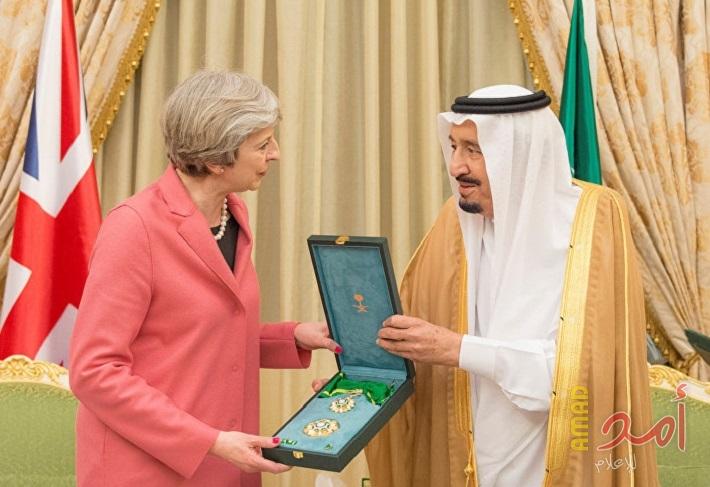 لماذا رفضت رئيسة وزراء بريطانيا ارتداء الحجاب عند لقاء ملك السعودية وماذا قالت عن كونها إمراة!
