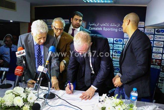 بالصور.. ماكليش يوقع على عقود تدريب الزمالك المصري ويقوم بجولة تفقدية داخل النادي