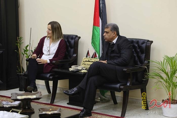 بالصور - قلقيلية : نائب المحافظ يطلع وفداً أسبانيا على واقع المحافظة
