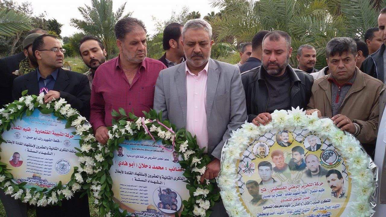 بالصور.. : قيادات من فتح نيابة عن دحلان تضع اكاليل الزهور علي قبور الشهداء الستة في ذكري استشهادهم