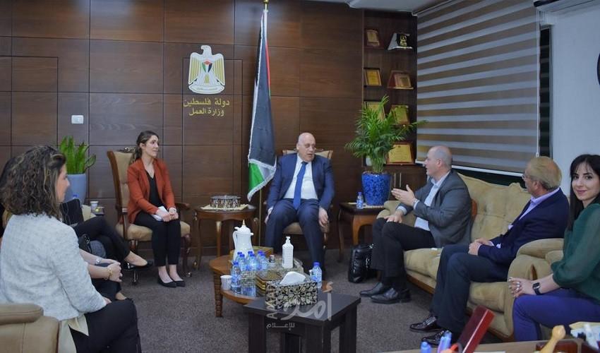 رام الله: وزير العمل يبحث آفاق التعاون مع مؤسسة الإغاثة اللوثرية الكندية العالمية