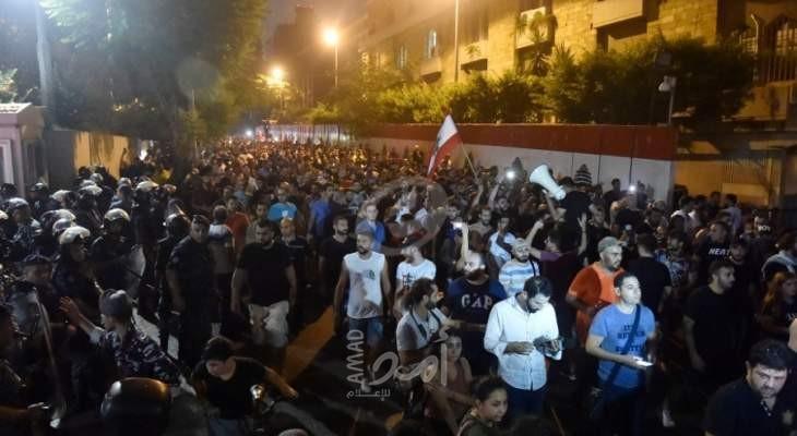 بيروت: سقوط جرحى بين قوات الأمن والمتظهرين خلال محاولة تفريق المتظاهرين بساحة رياض الصلح - فيديو