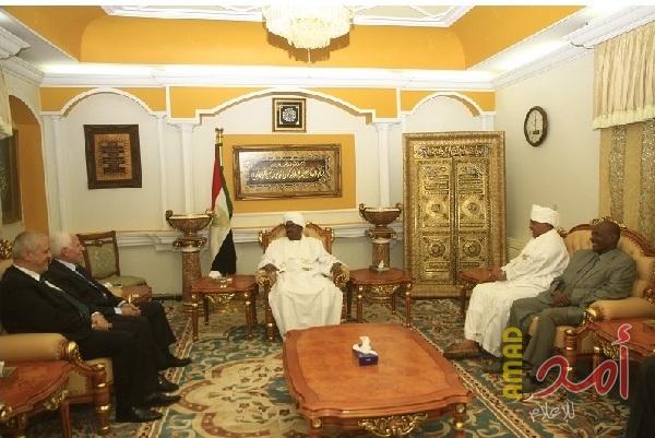 الأحمد يسلم رسالة خطية من الرئيس محمود عباس إلى نظيره السوداني عمر البشير