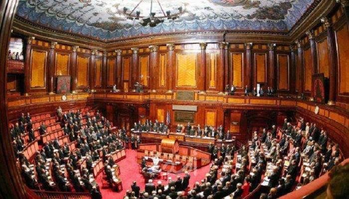 إيطاليا تشهد فراغ سياسي وسط فوضى بالبرلمان