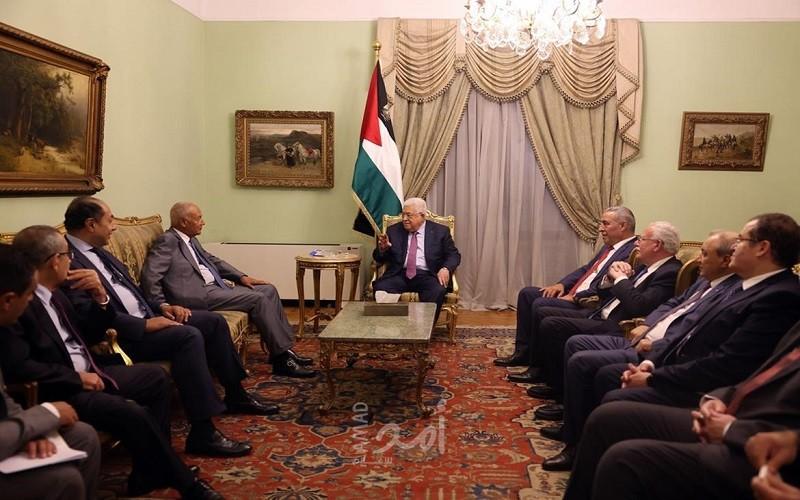 عباس يؤكد ضرورة العمل مع أطراف المجتمع الدولي على حماية حل الدولتين