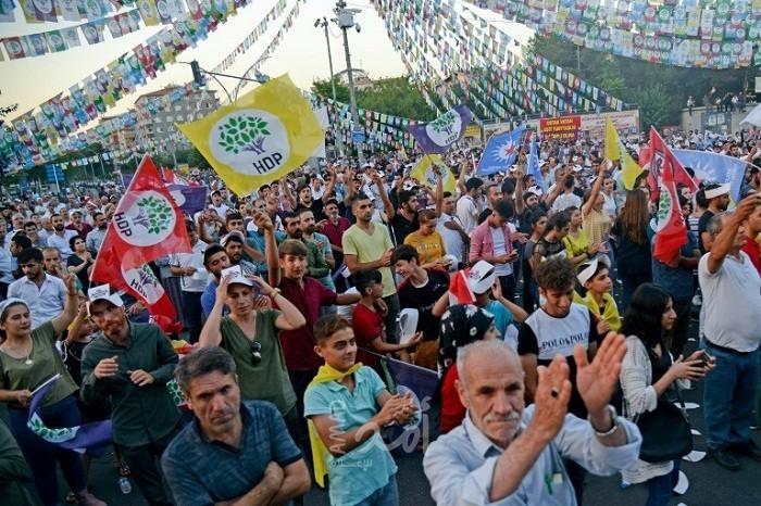 إقالة ثلاثة رؤساء بلديات موالين للأكراد في تركيا لاتهامهم بـ"الإرهاب"