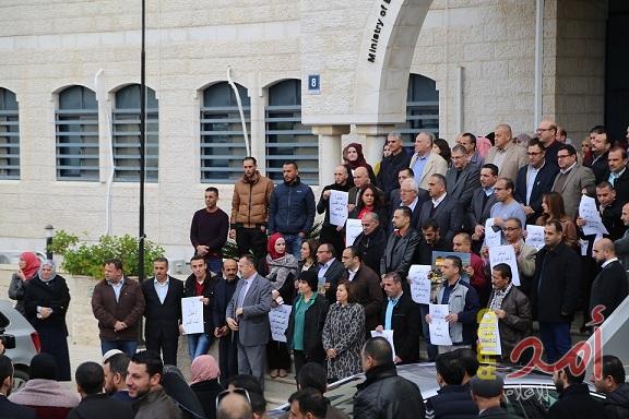 التربية تساند محافظ القدس وزملائه المعتقلين بوقفة صامتة