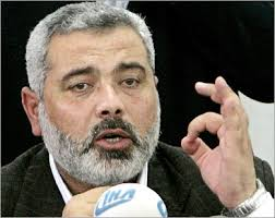 هنية يعود أبو أيمن طه للاطمئنان على صحته