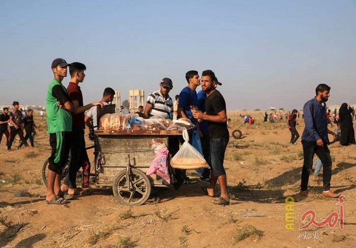 خاص - بالصور: بائعون متجولون في مخيمات العودة يكسبون قوت يومهم تحت رصاص قوات الاحتلال
