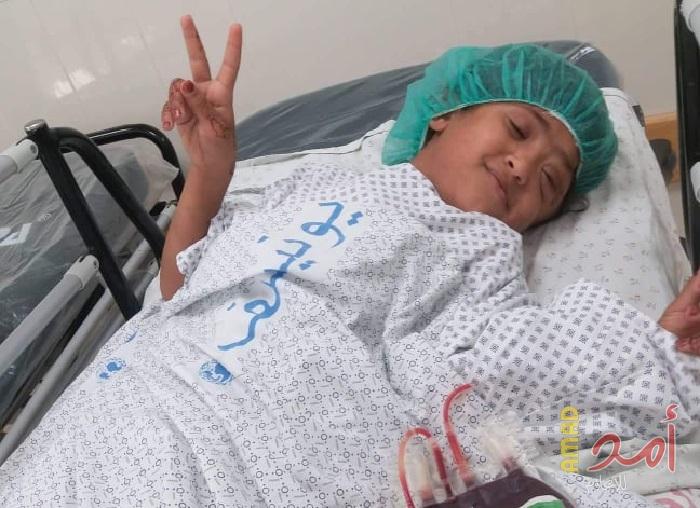 بالفيديو والصور - سماح.. أمٌ مطلقة تبحث عن ملاذ علاج يُخرج طفلتها "انشراح" من آلام السرطان