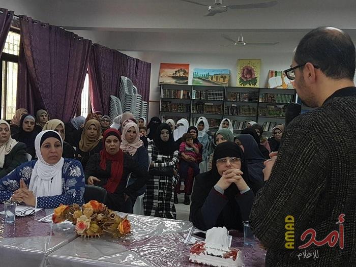 محاضرة طبية لأمهات الطالبات في مدرسة العمرية الثانوية بقلقيلية (صور)