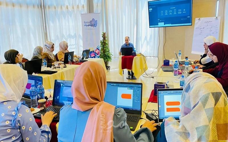 فلسطينيات تنهي تدريبًا في "الانفوجرافيك والفيديوجرافيك