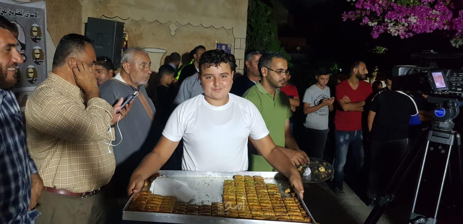 بالصور .. المواطنون يحتفلون بانتصار الأسير سلطان خلف
