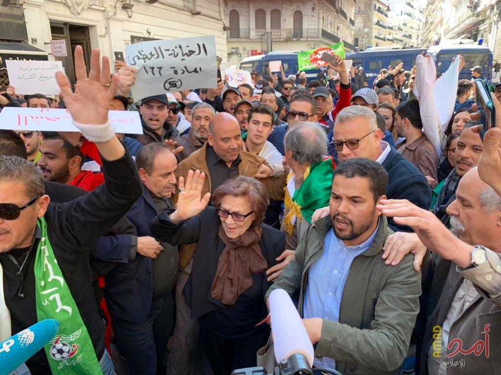فيديو - محدث - الجزائر: المناضلة التاريخية بوحيرد تشارك الآلاف في مظاهرات اعتراضا على ترشيح بوتفليقة