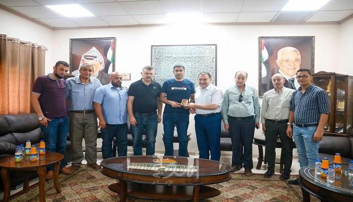 رئيس بلدية قلقيلية يستقبل وفدا من منطقة الشهيد غسان هزاع - صور