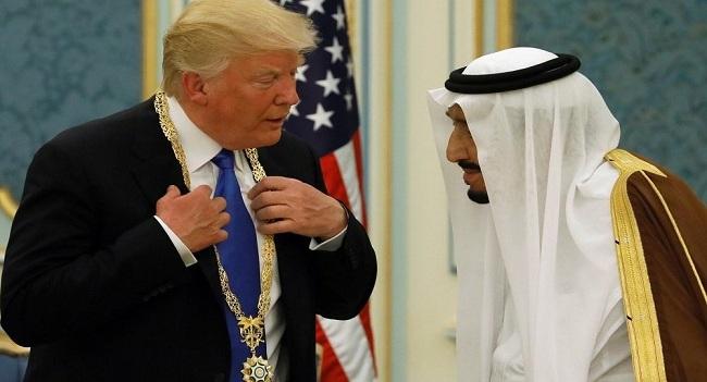 في اتصال هاتفي..ترامب يؤكد للعاهل السعودي ضرورة وحدة الخليج لمحاربة "الفكر المتطرف وتمويل الإرهاب"
