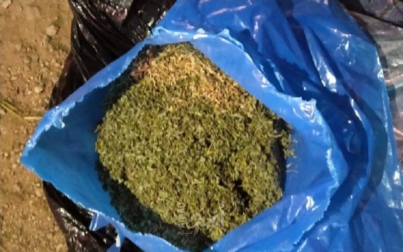 الشرطة تضبط "كيلوغرام" من مواد يشتبه أنها مخدرة في ضواحي القدس