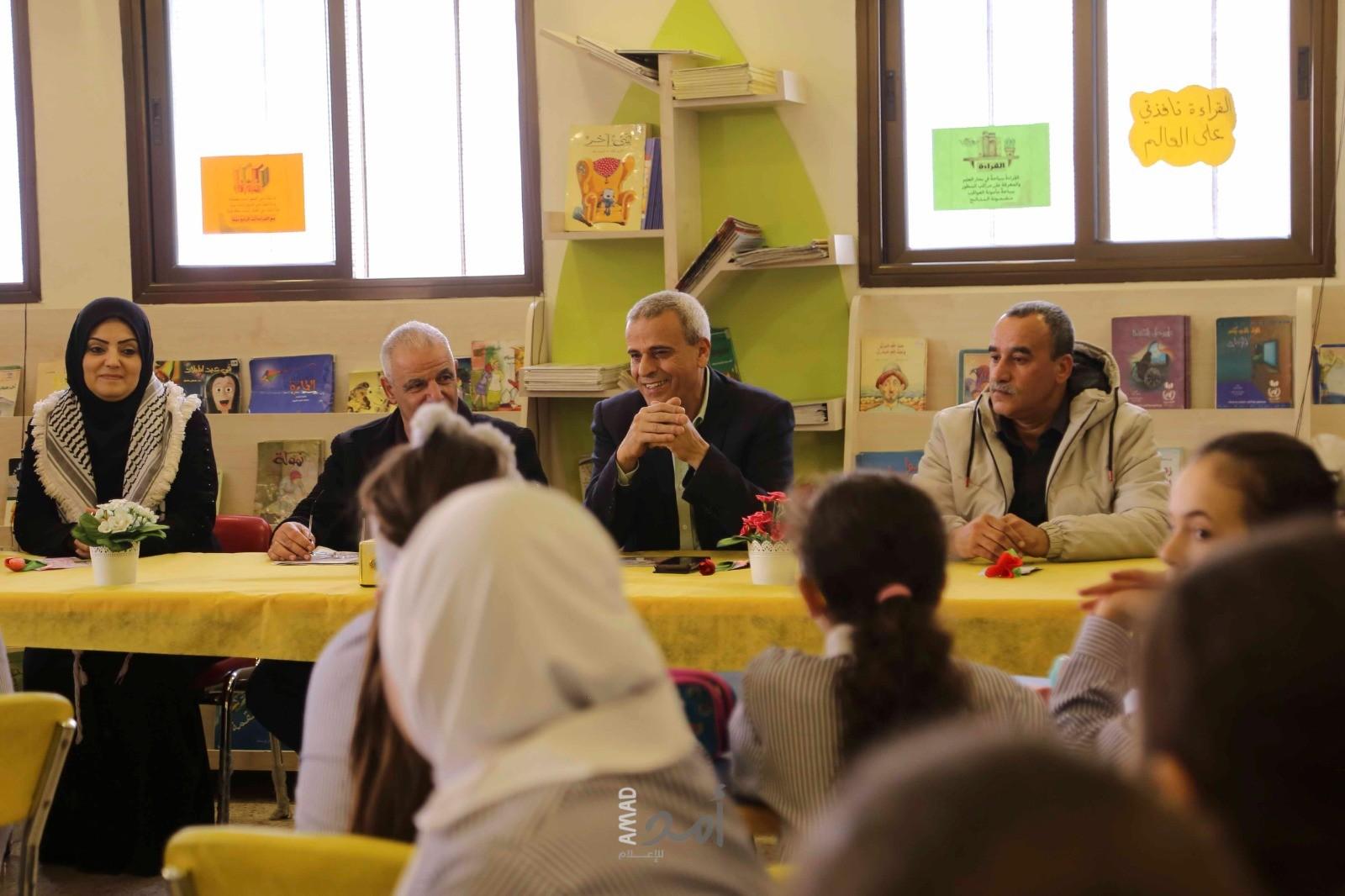 قلقيلية : المحافظ ومدير التربية يرويان القصص لطالبات مدرسة  بنات قلقيلية الأساسية