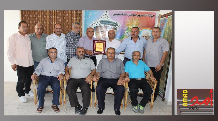 النائب أبو هولي والمكتب الرياضي لحركة فتح يكرمان هشام عبد الرازق
