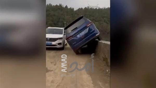 بطريقة مجنونة.. شاهد كيف تفادى سائق محترف سيارة على ممر ضيق