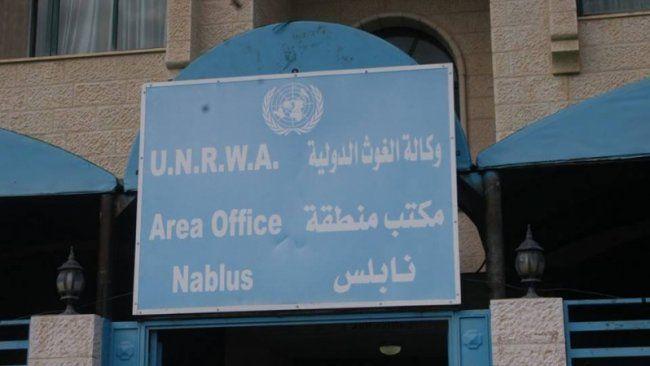 احتجاجاً على التقليصات إغلاق مبنى "الأونروا" في نابلس