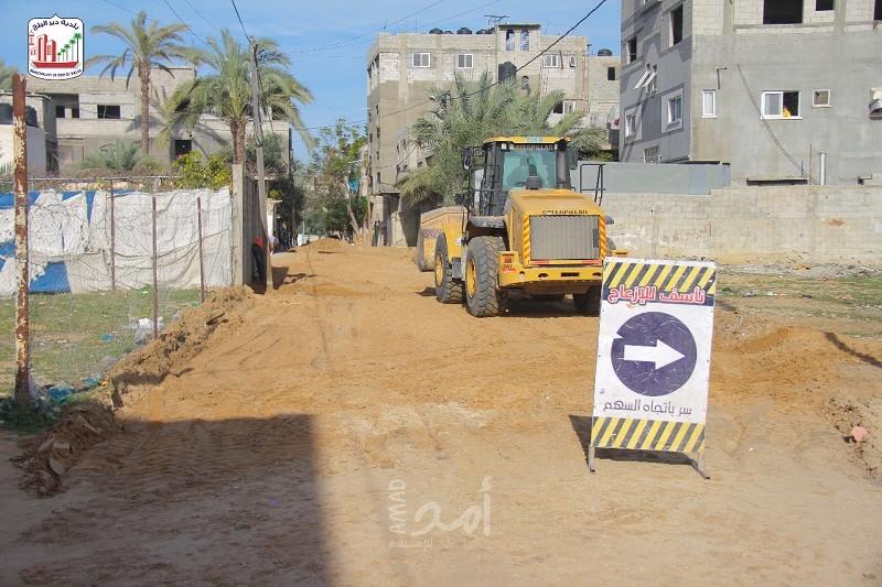 البدء بتنفيذ مشروع تبليط شوارع متفرقة في دير البلح وسط قطاع غزة