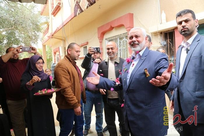 هنية يزور منزل الشهيد " محمد أبو ريدة" بخانيونس
