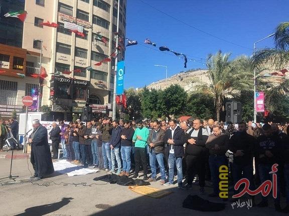 المئات يؤدون صلاة الجمعة "الوفاء للشهداء" وسط نابلس