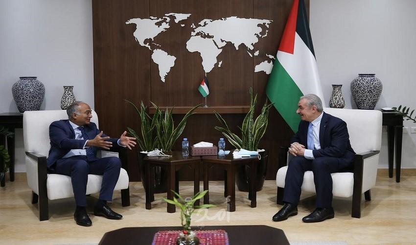 اشتية يلتقي وفدًا من الإدارة الاقليمية للبنك الدولي لبحث التعافي الاقتصادي وتنفيذ المشاريع التنموية